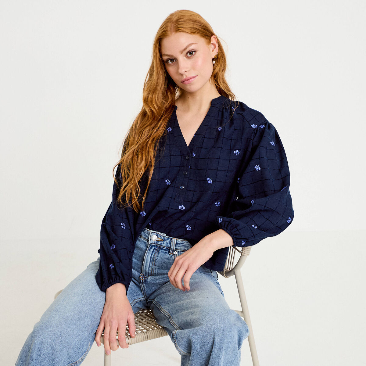 Blouse avec broderie bleu fonc&eacute; femme