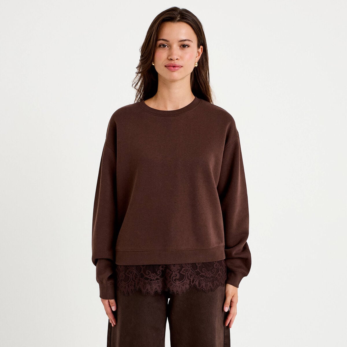 Sweat droit col rond d&eacute;tail dentelle marron fonc&eacute; femme