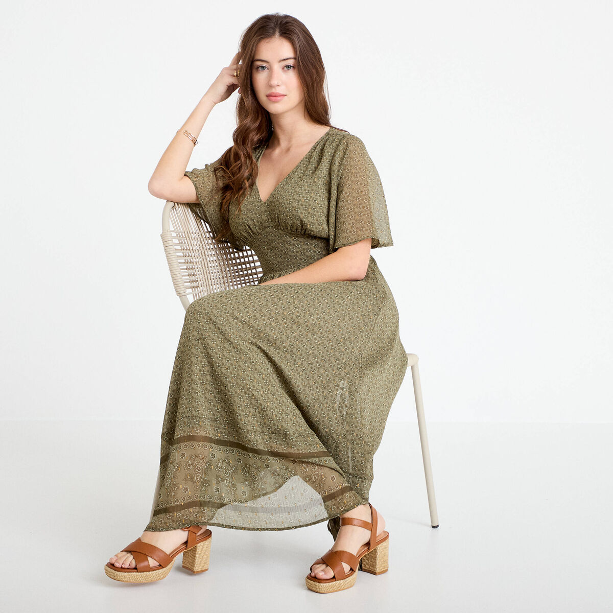 Robe longue &eacute;vas&eacute;e col v voile vert kaki femme