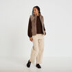 Veste courte ajust&eacute;e sans manches taupe femme
