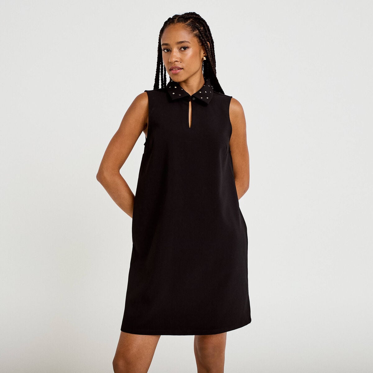 Robe droite courte col chemise clout&eacute;e noir femme
