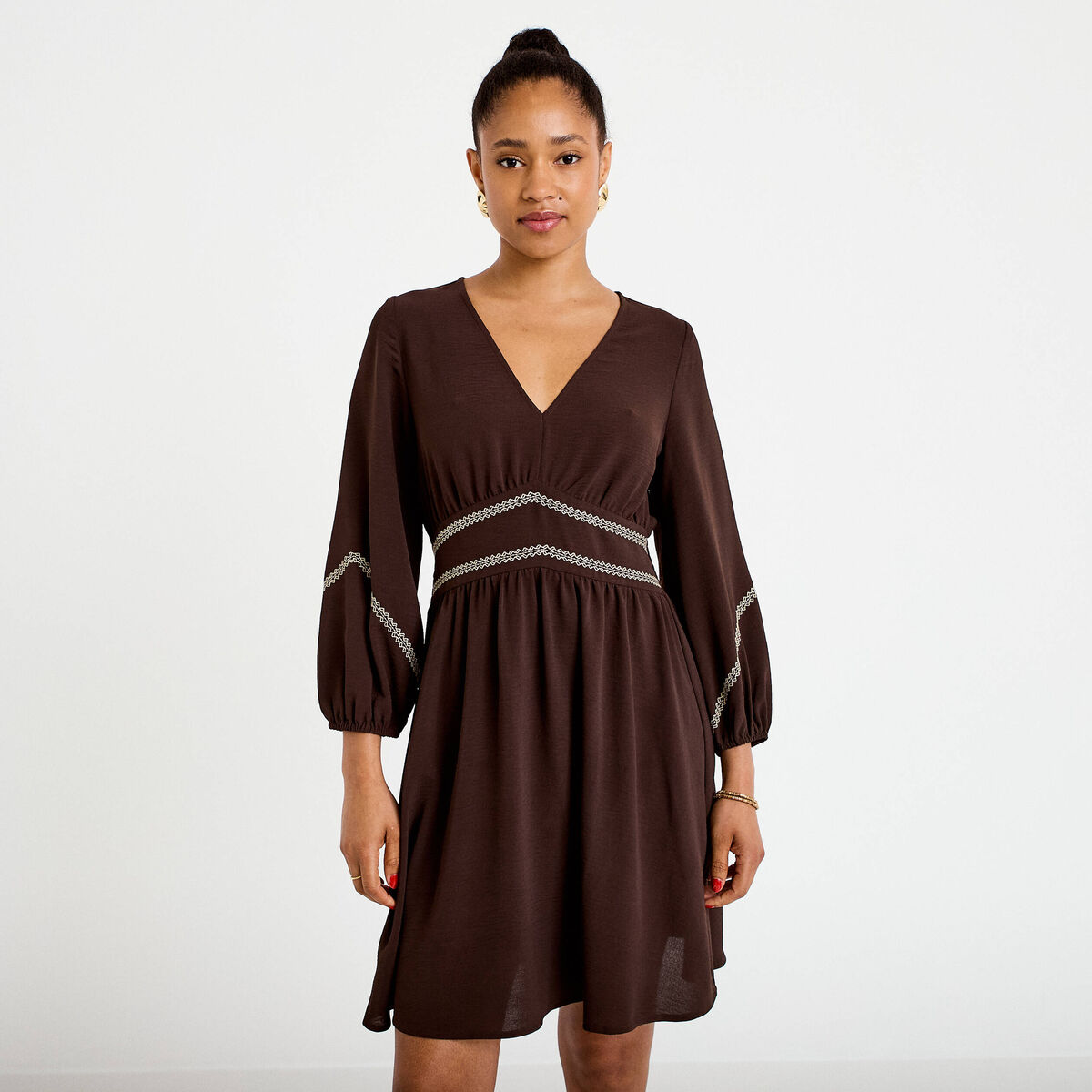 Robe courte &eacute;vas&eacute;e col v manches 3/4 marron fonc&eacute; femme
