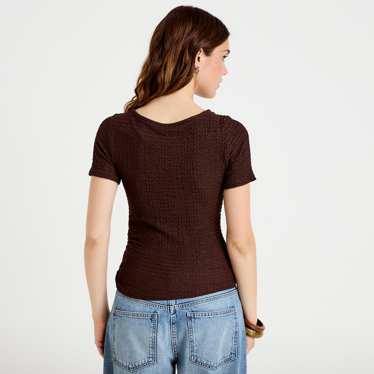 T-shirt col rond manches courtes bijou marron fonc&eacute; femme