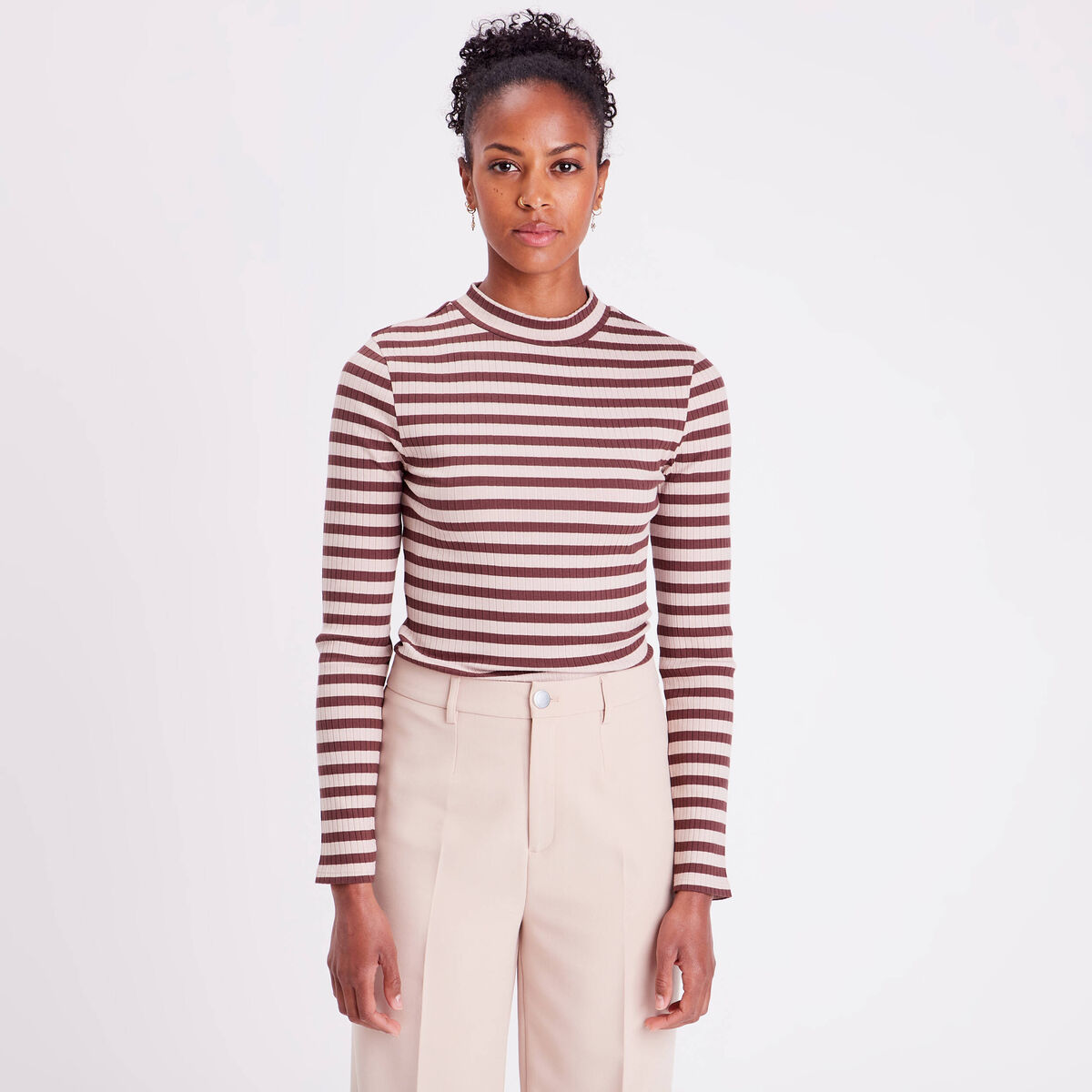 T-shirt cintr&eacute; col montant marron clair femme