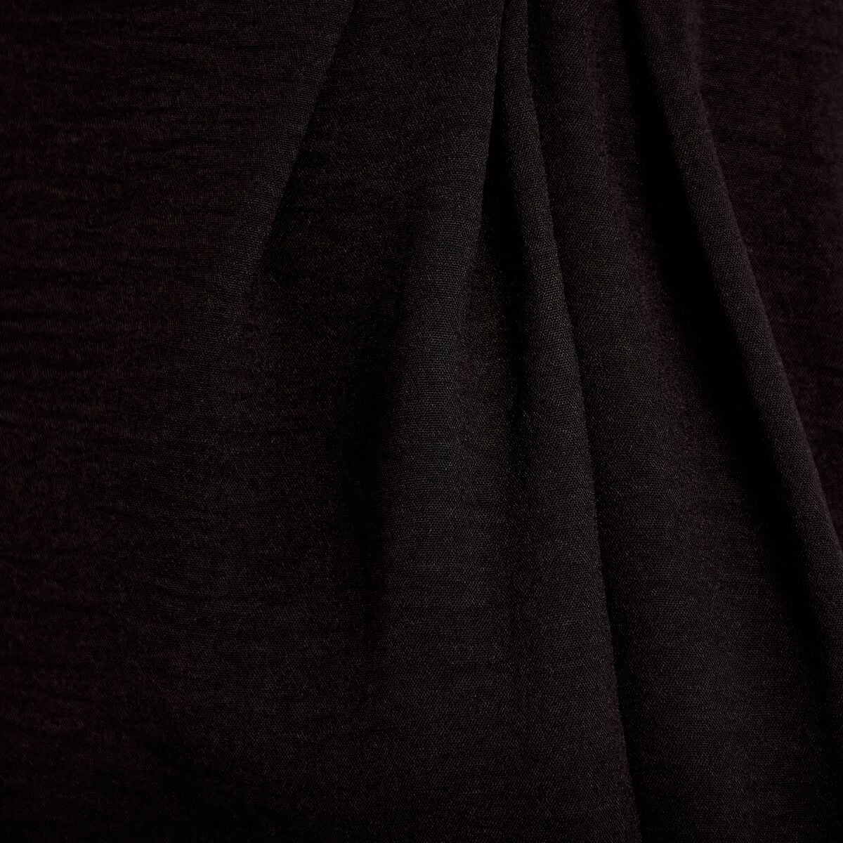 Jupe longue pliss&eacute;e avec bijou noir femme