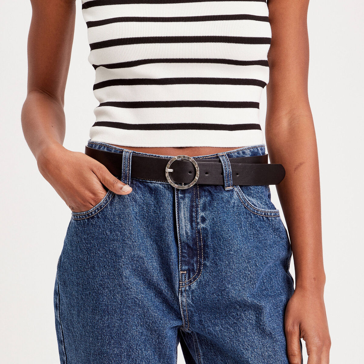 Ceinture boucle ronde emboss&eacute;e noir femme
