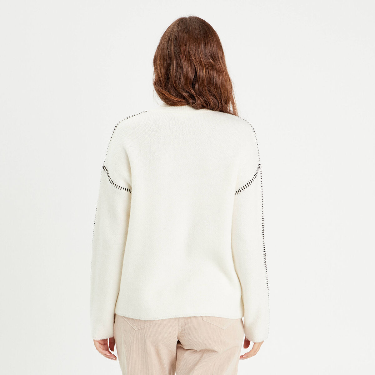 Pull brod&eacute; col montant ecru femme