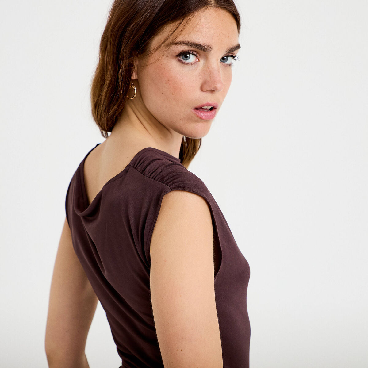 Body ajust&eacute; d&eacute;collet&eacute; sans manches marron fonc&eacute; femme