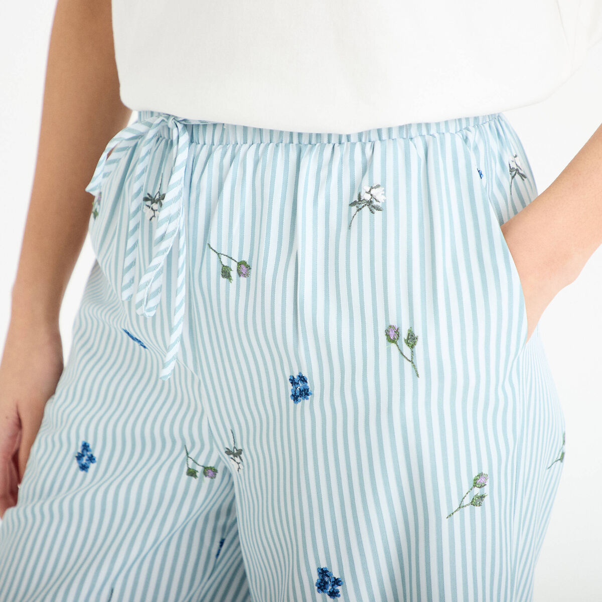 Pantalon large brod&eacute; Bridgerton bleu clair femme
