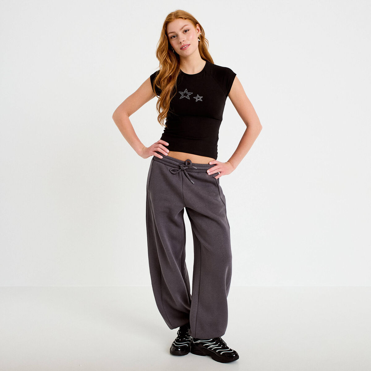 T-shirt ajust&eacute; court col rond noir femme