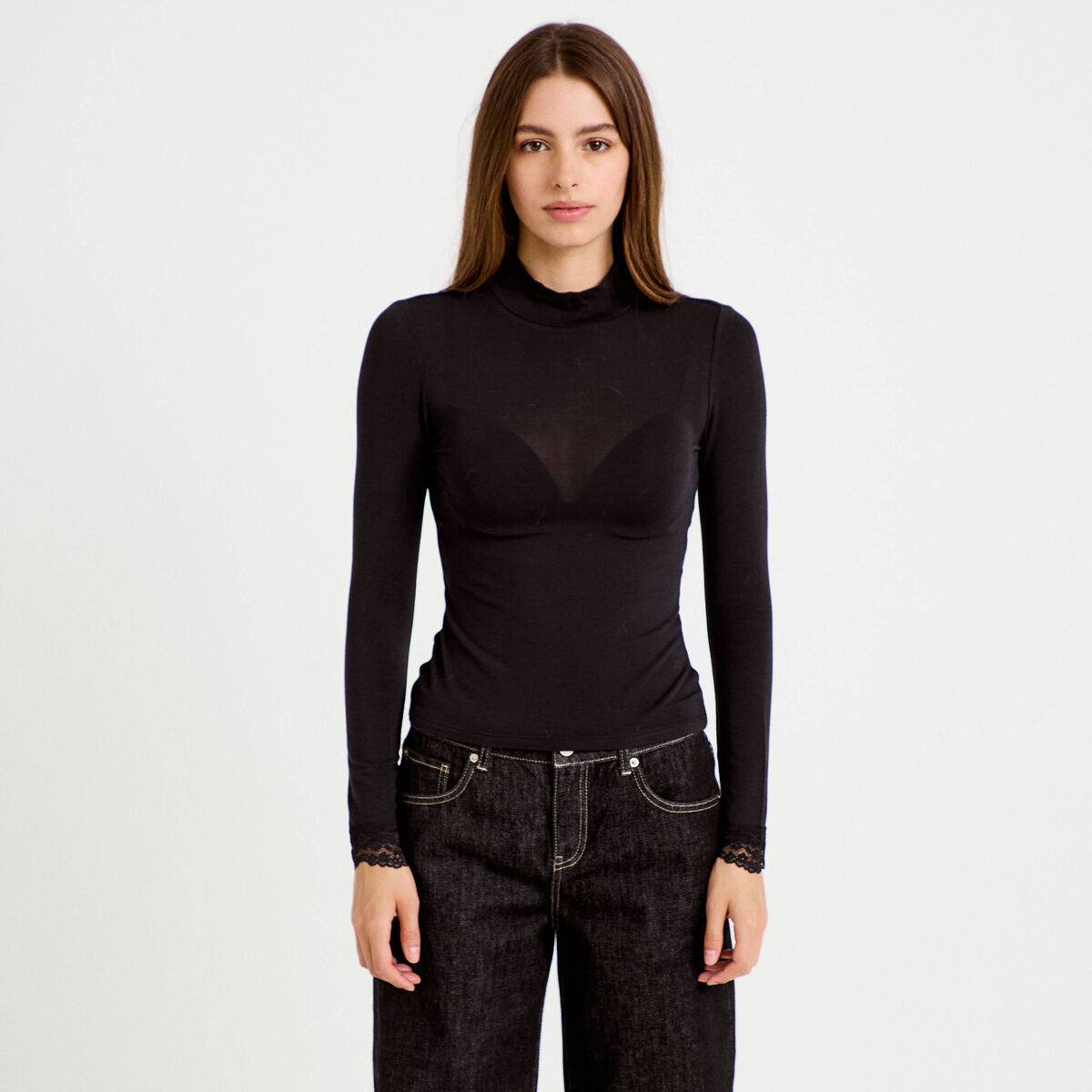 T-shirt ajust&eacute; col roul&eacute; dentelle noir femme