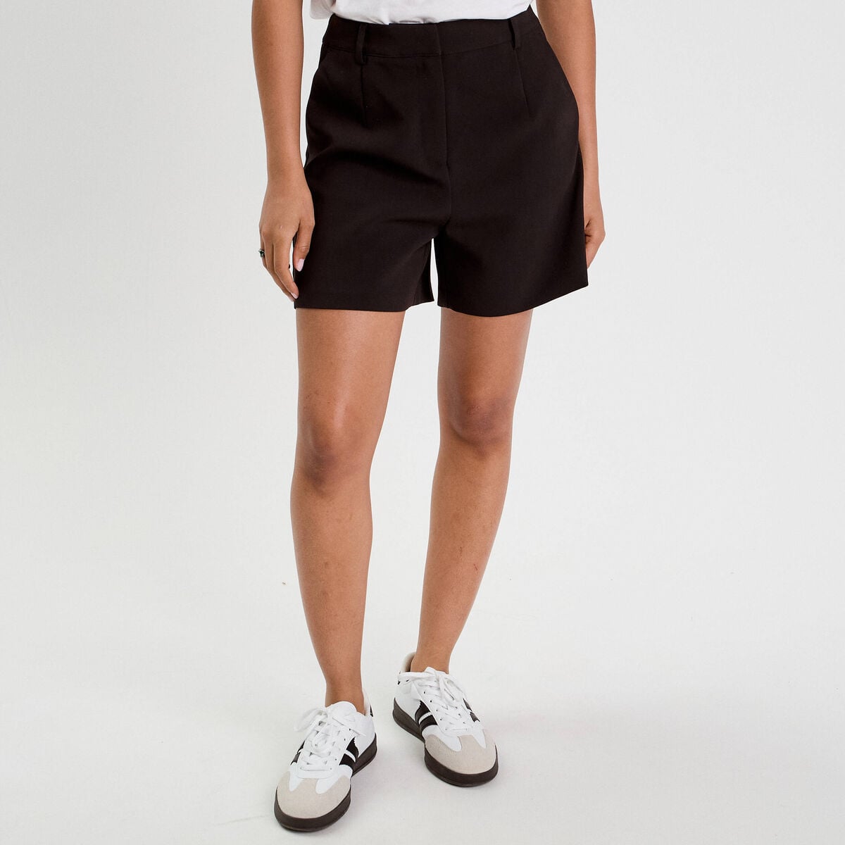 Short regular noir femme