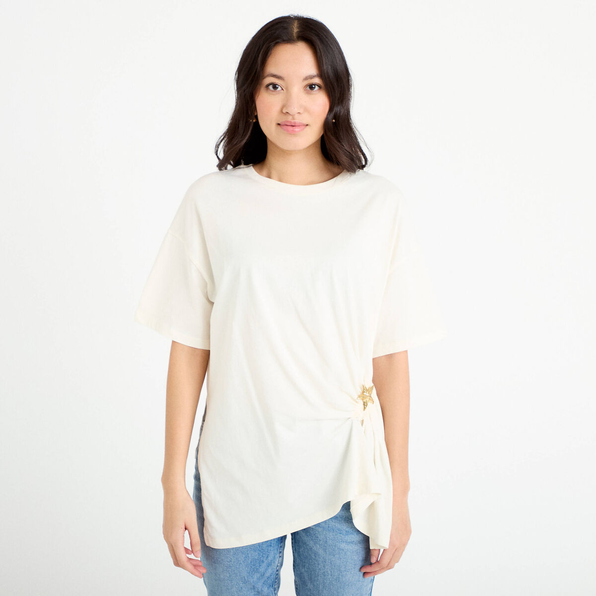 T-shirt &agrave; fronces avec bijou ecru femme