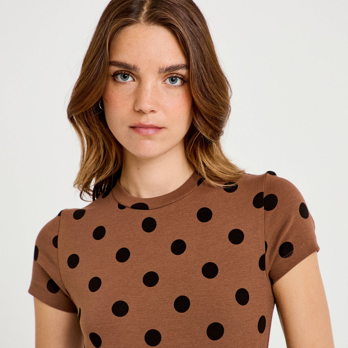 Top ajust&eacute; col rond manches courtes marron femme