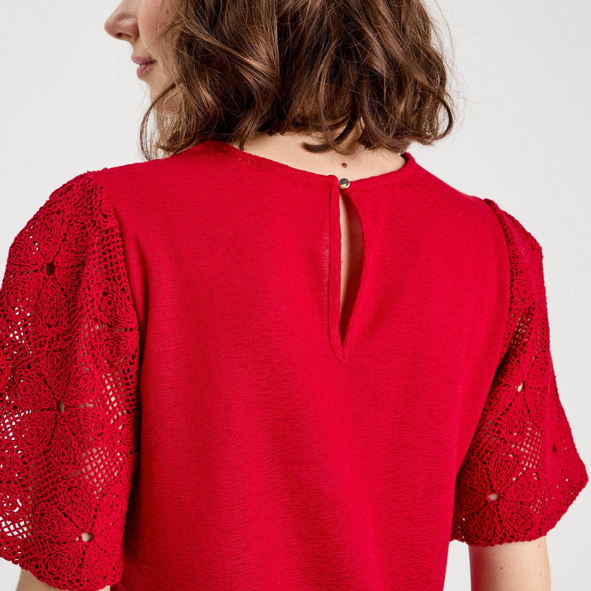 T-shirt dentelle macram&eacute; rouge femme