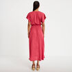 Robe longue &eacute;vas&eacute;e col v satin&eacute;e rose framboise femme