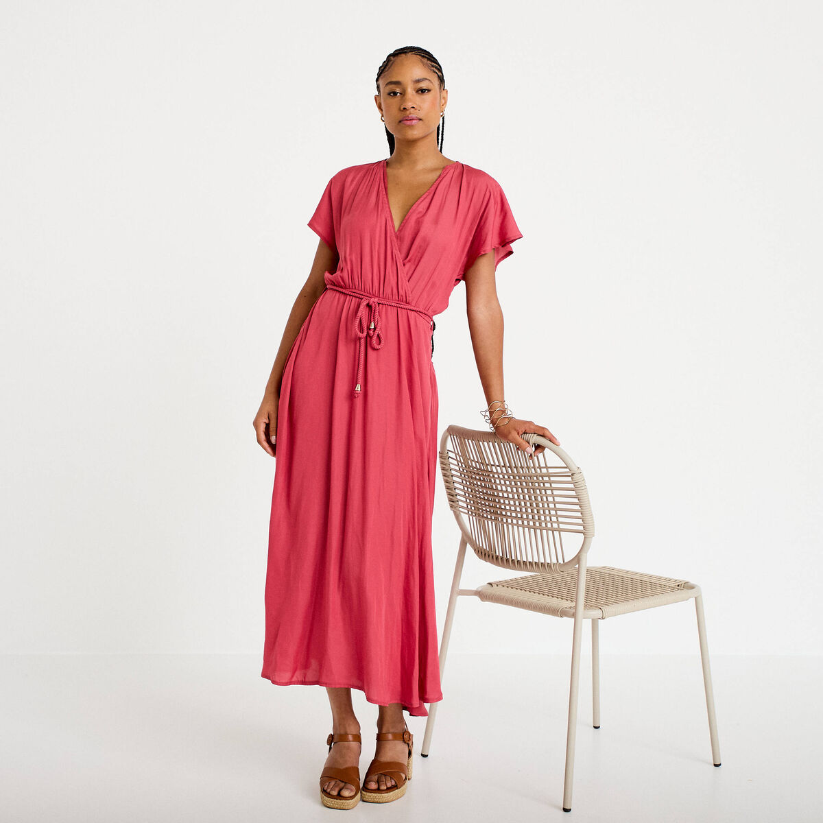 Robe longue &eacute;vas&eacute;e col v satin&eacute;e rose framboise femme