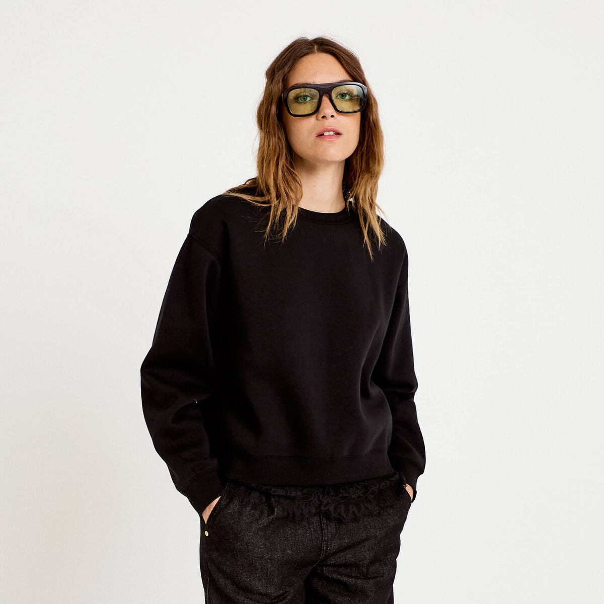 Sweat droit col rond d&eacute;tail dentelle noir femme