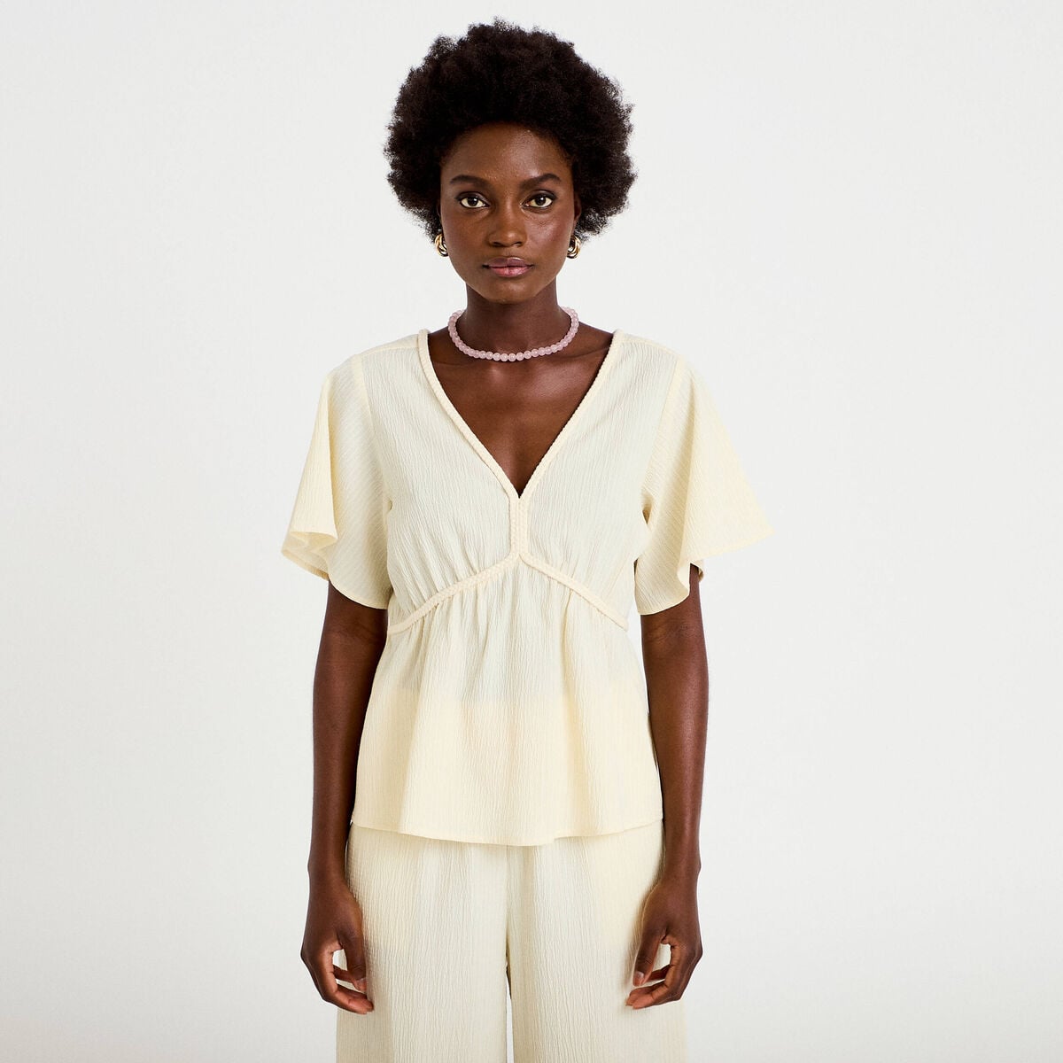 Blouse pliss&eacute;e col v manches courtes ecru femme