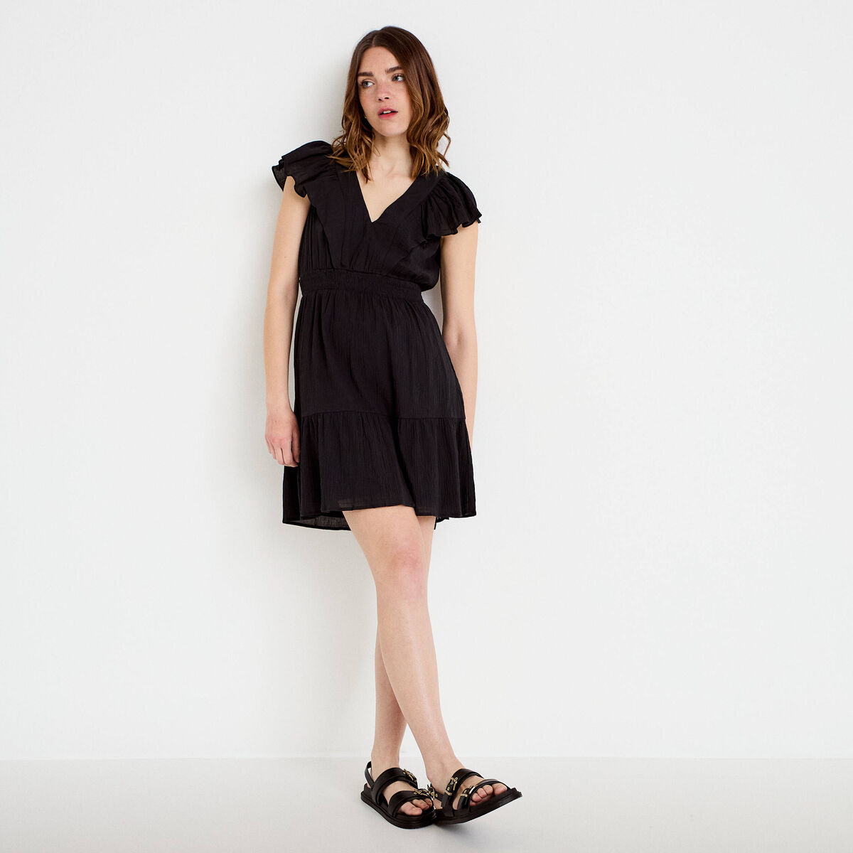 Robe courte &eacute;vas&eacute;e col v manches courtes noir femme