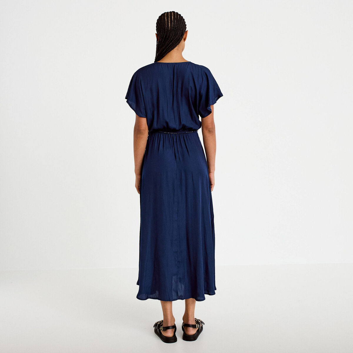 Robe longue &eacute;vas&eacute;e col v satin&eacute;e bleu marine femme
