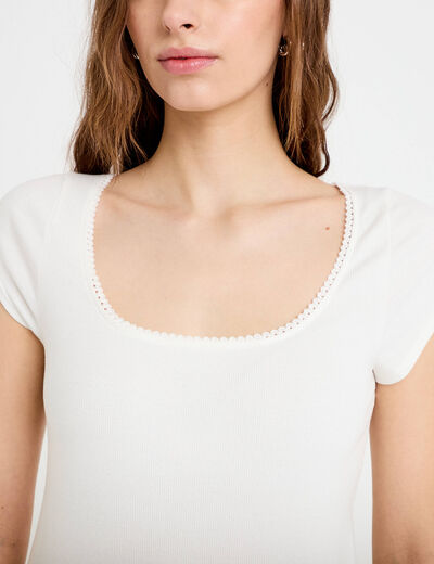 T-shirt cintr&eacute; d&eacute;collet&eacute; manches courtes ecru femme