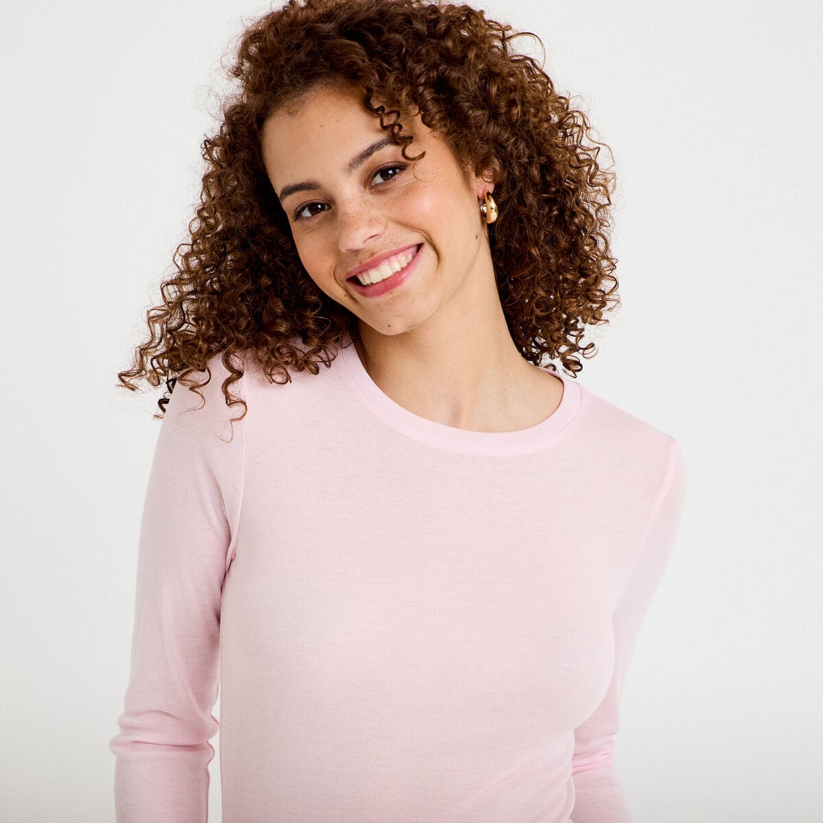 T-shirt ajust&eacute; col rond manches longues rose clair femme