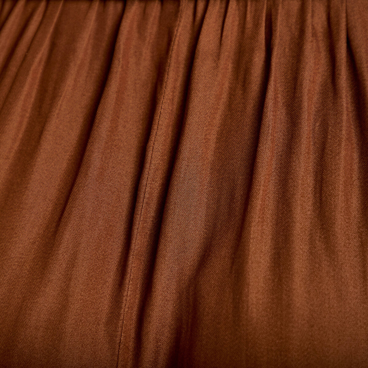 Robe longue &eacute;vas&eacute;e col v satin&eacute;e marron femme
