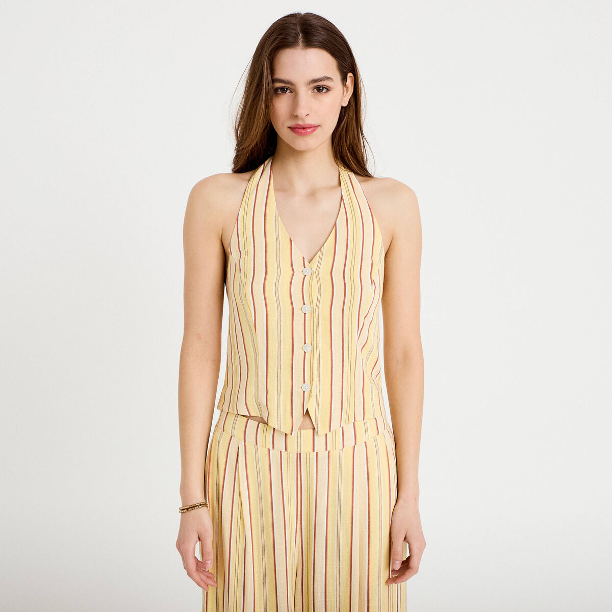 Gilet cintr&eacute; cropped col v sans manches jaune paille femme