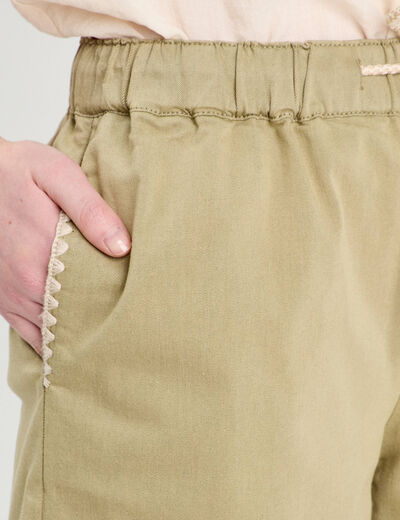 Short droit détails brodés vert kaki femme