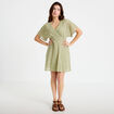 Robe courte &eacute;vas&eacute;e col v dentelle vert kaki femme