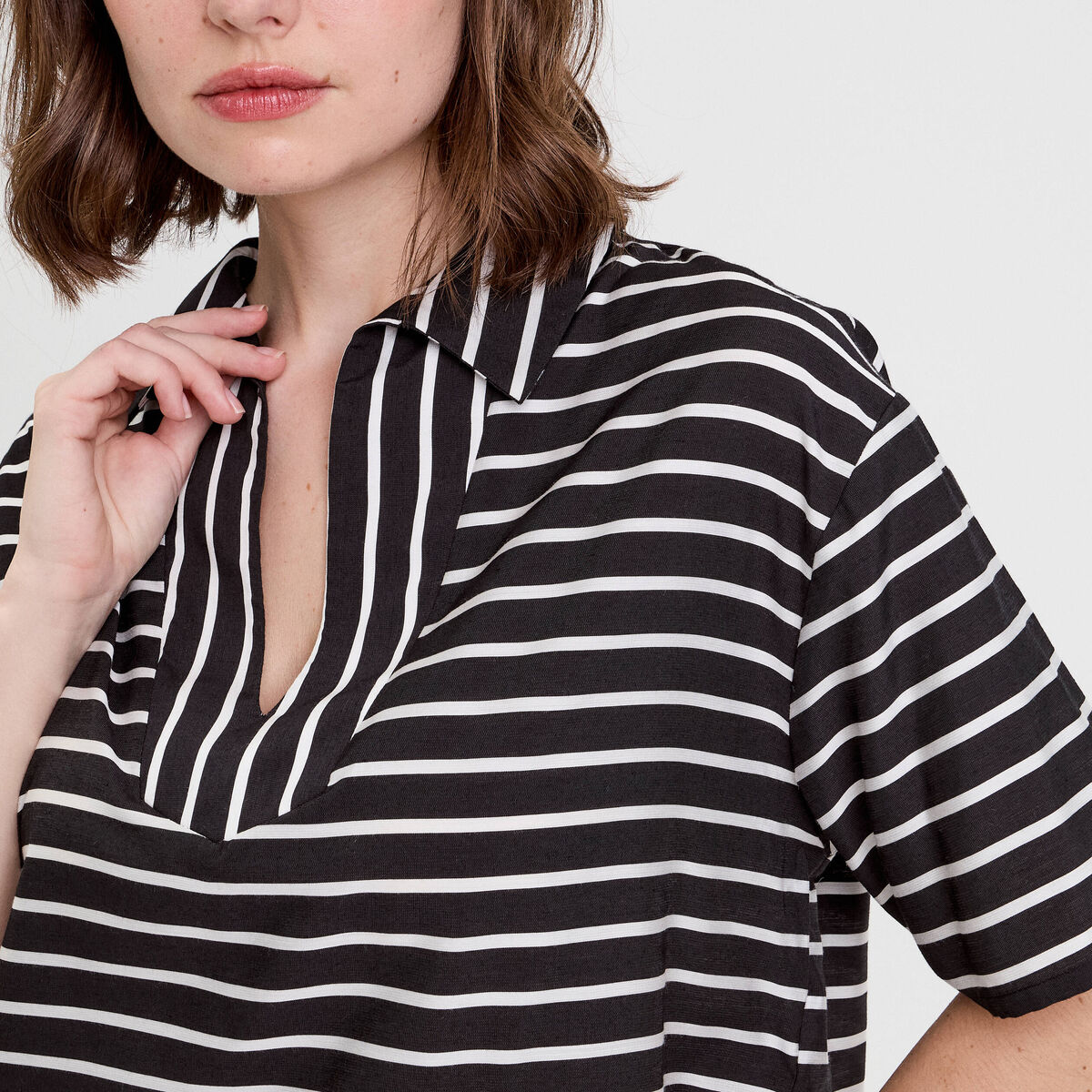 Blouse col V manches courtes noir femme