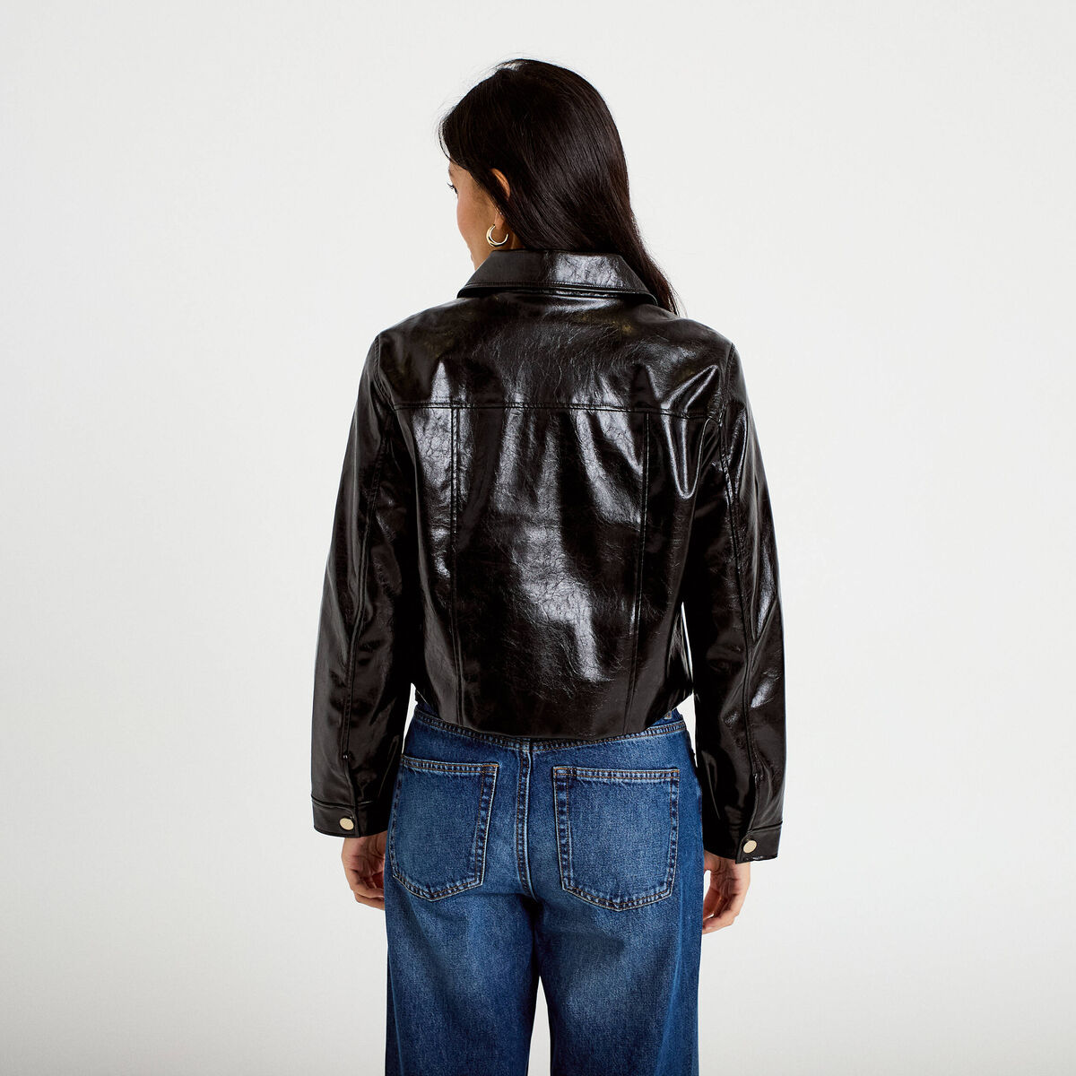 Veste droite cropped en similicuir noir femme