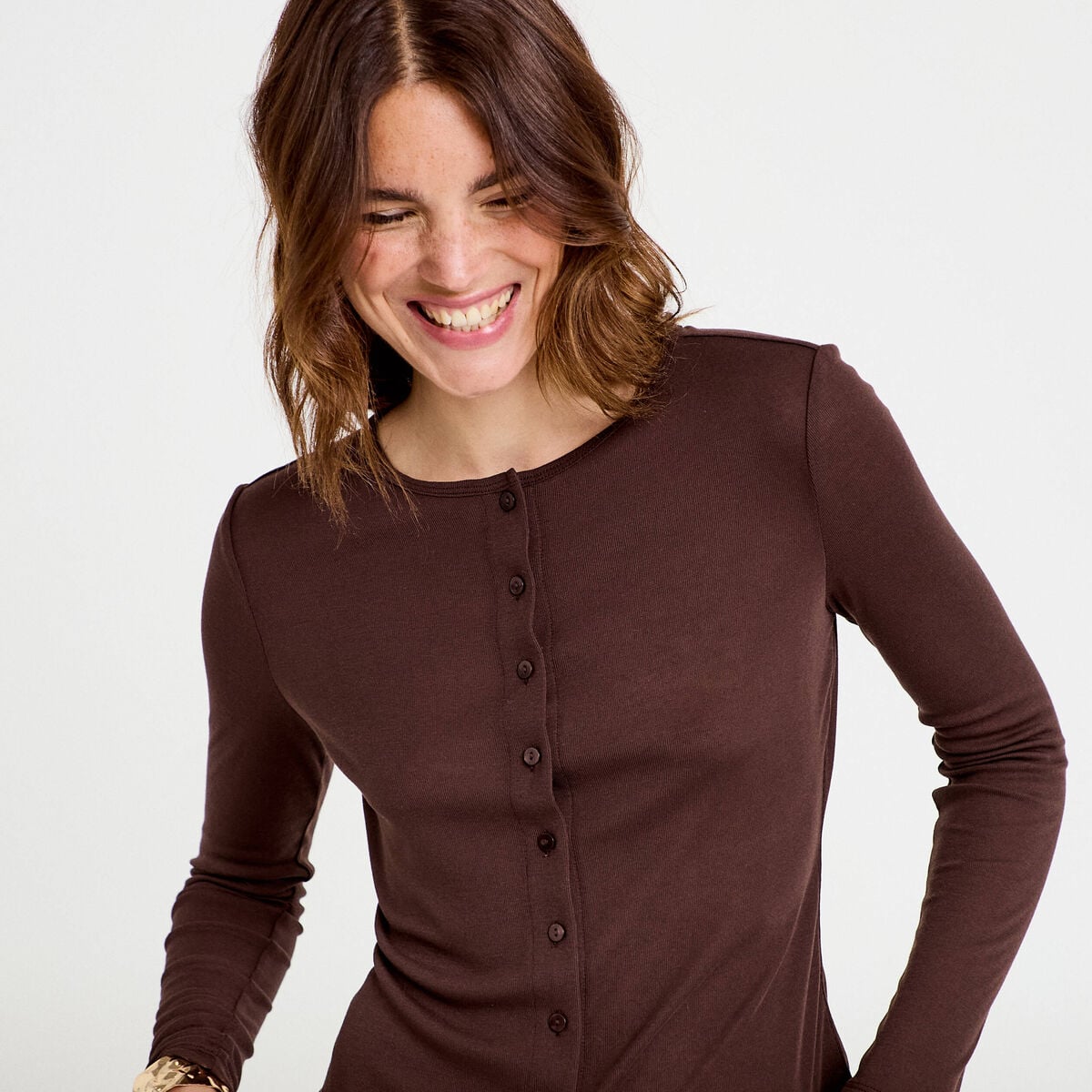 Gilet ajust&eacute; col rond manches longues marron fonc&eacute; femme