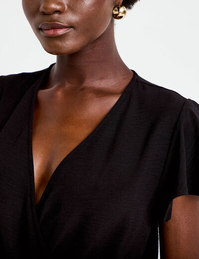 Robe courte &eacute;vas&eacute;e col v manches courtes noir femme