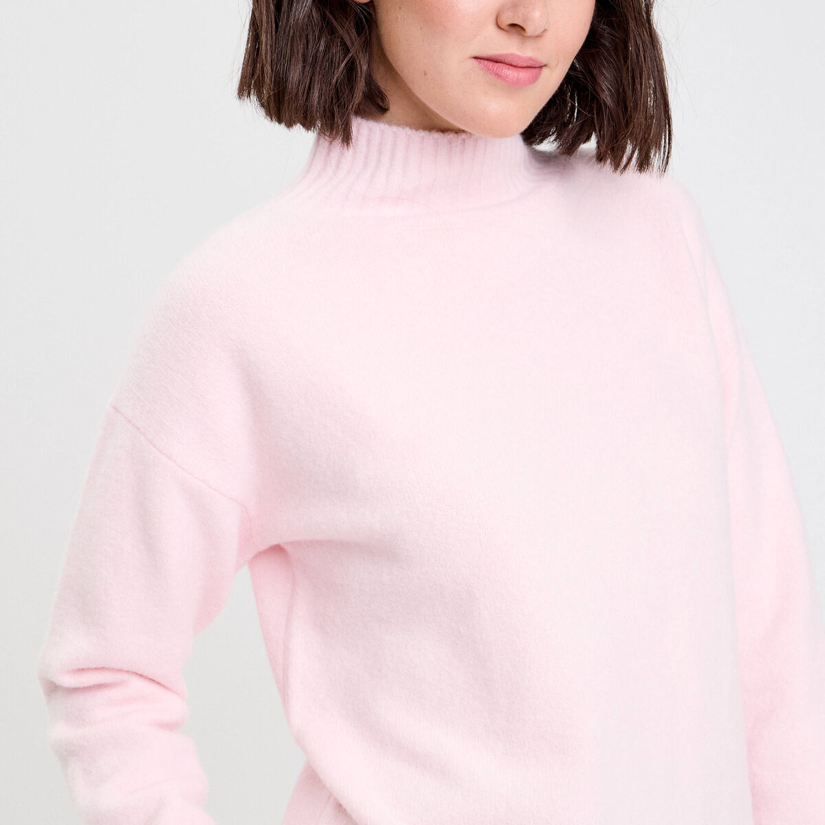 Pull col roul&eacute; manches longues rose clair femme