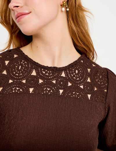 T-shirt manches courtes aspect dentelle marron fonc&eacute; femme