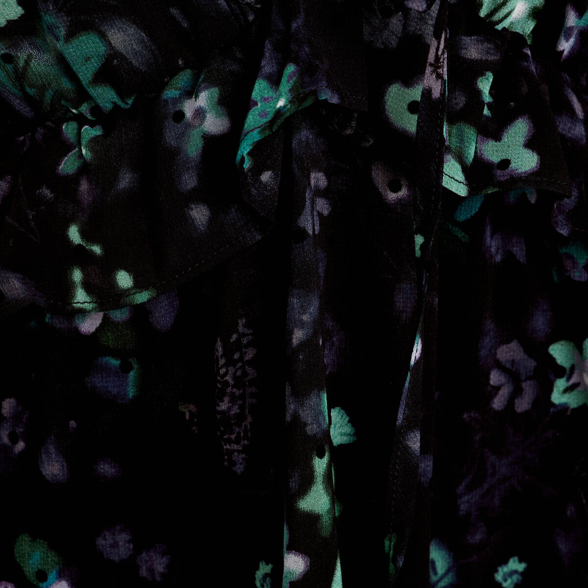 Robe courte &eacute;vas&eacute;e col V manches longues noir femme