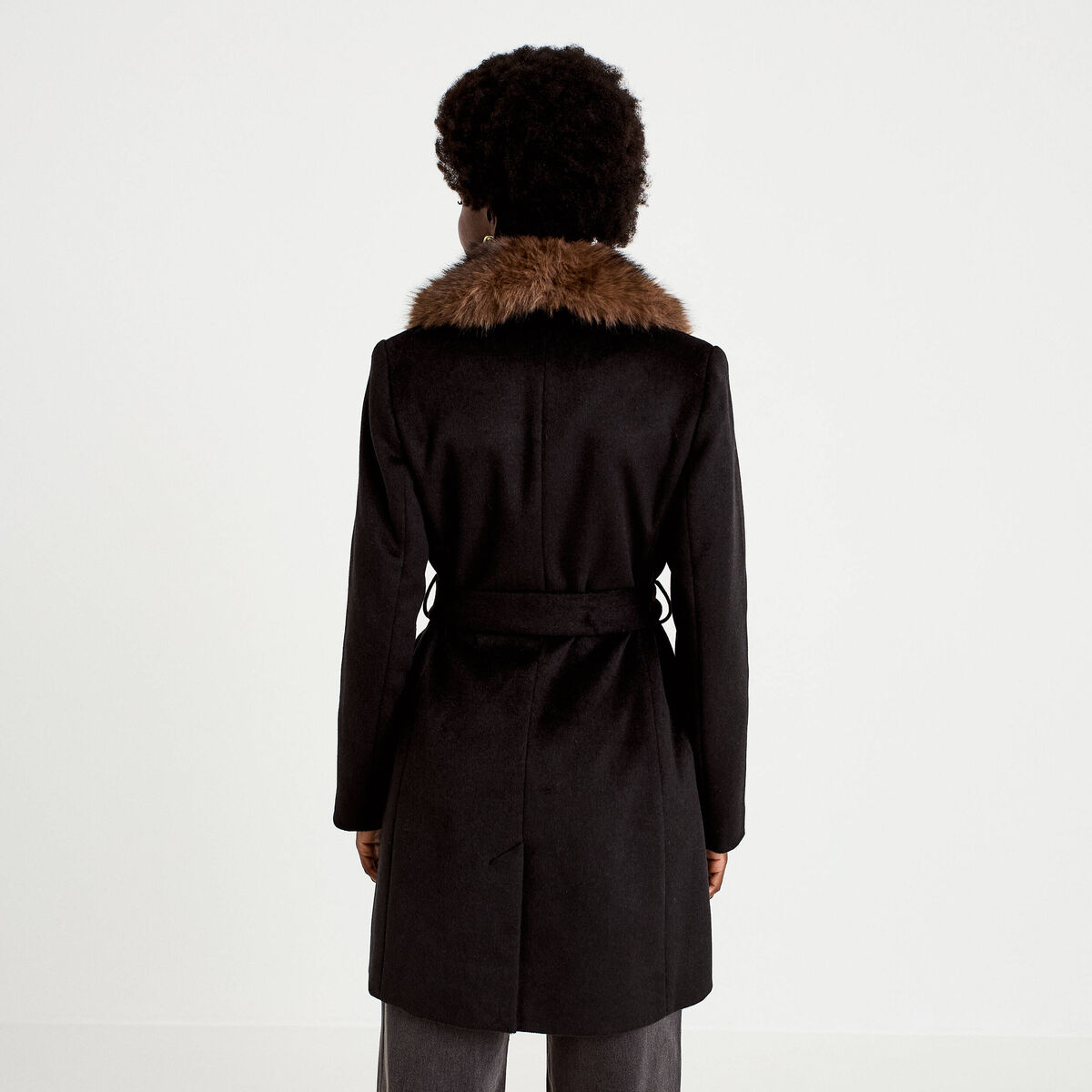 Manteau cintr&eacute; col ch&acirc;le manches longues noir femme