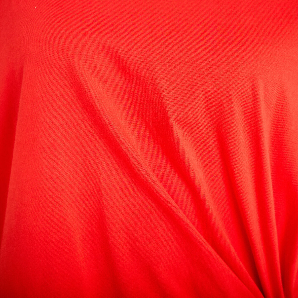T-shirt &agrave; fronces avec bijou rouge femme