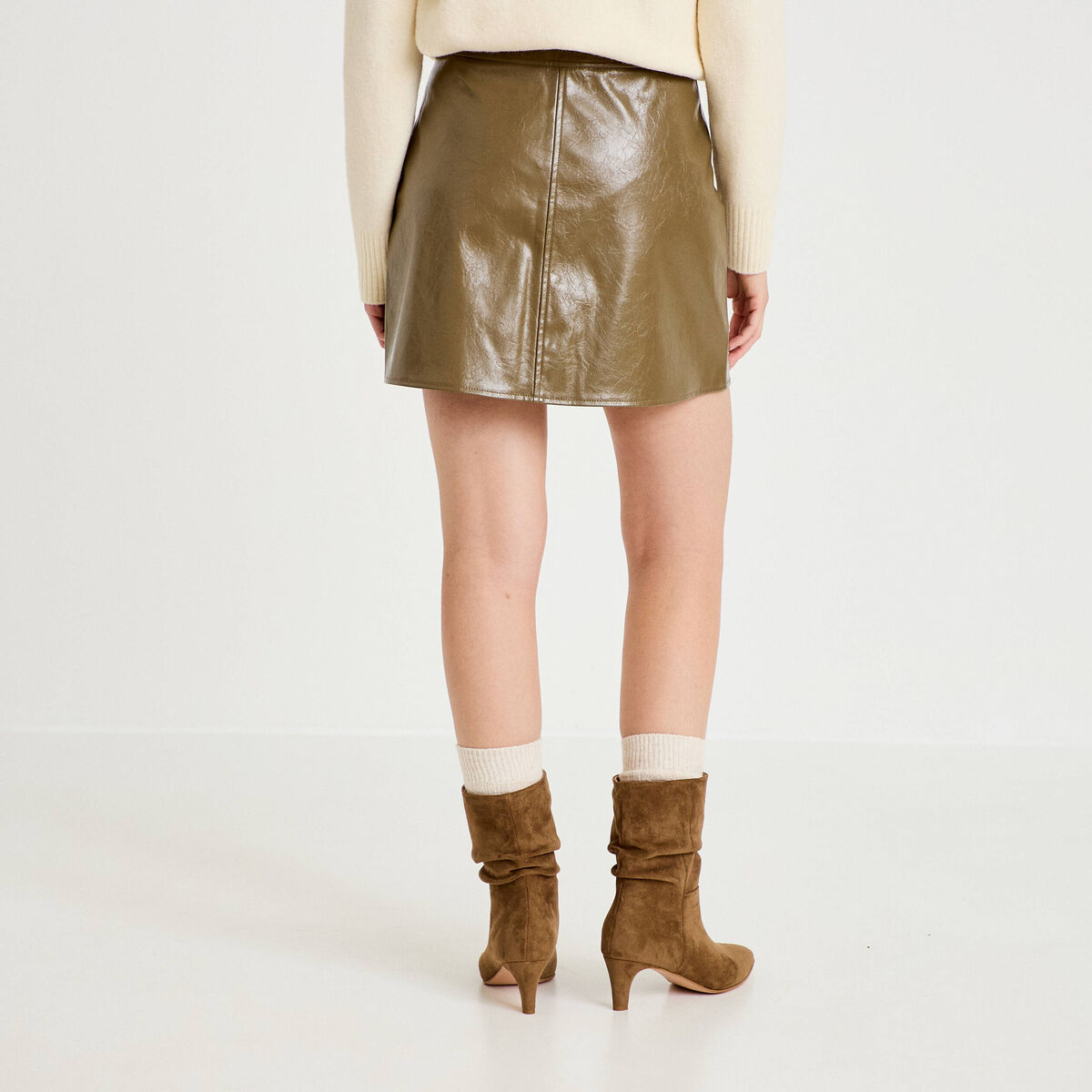Jupe trap&egrave;ze courte en similicuir vert kaki femme