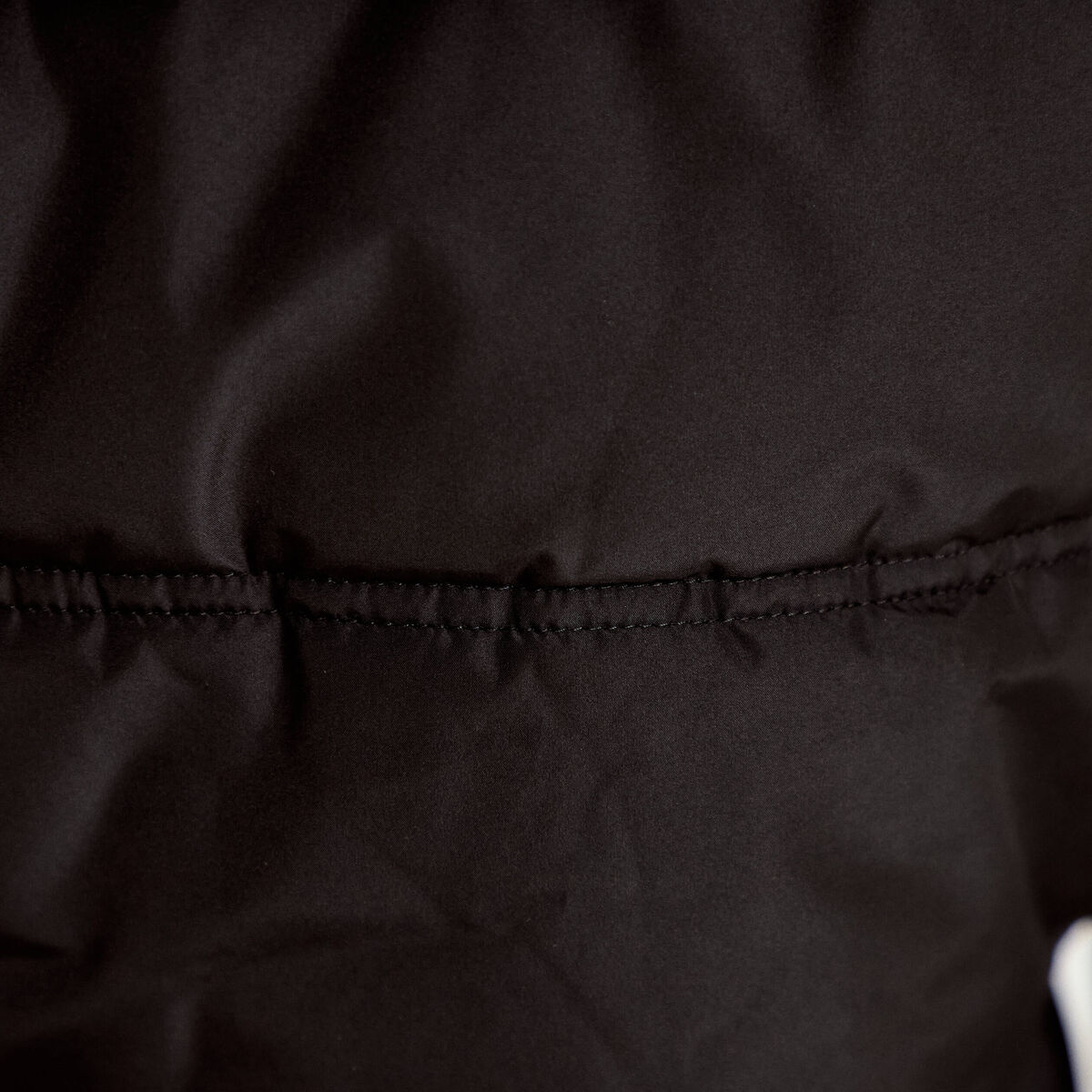 Doudoune cintr&eacute;e &agrave; capuche noir femme