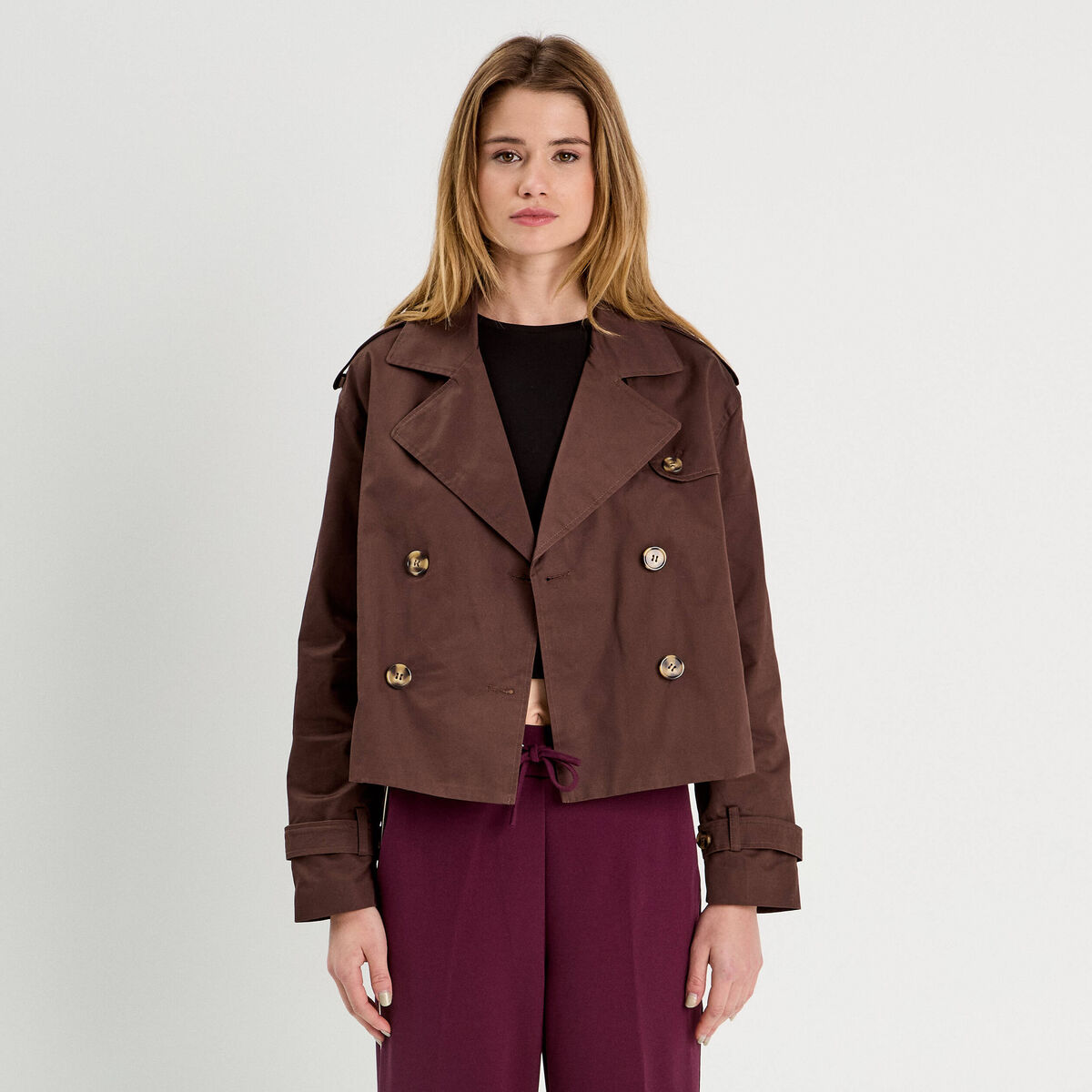 Trench court boutonné marron foncé femme