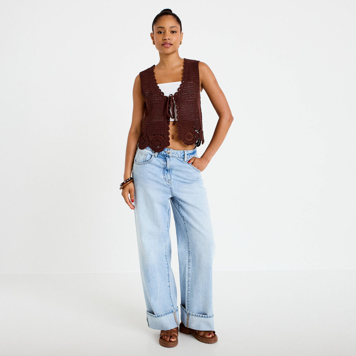 Gilet ajust&eacute; court sans manches col v marron fonc&eacute; femme