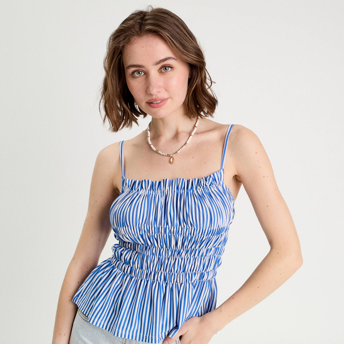 Blouse smockée bretelles fines bleu clair femme