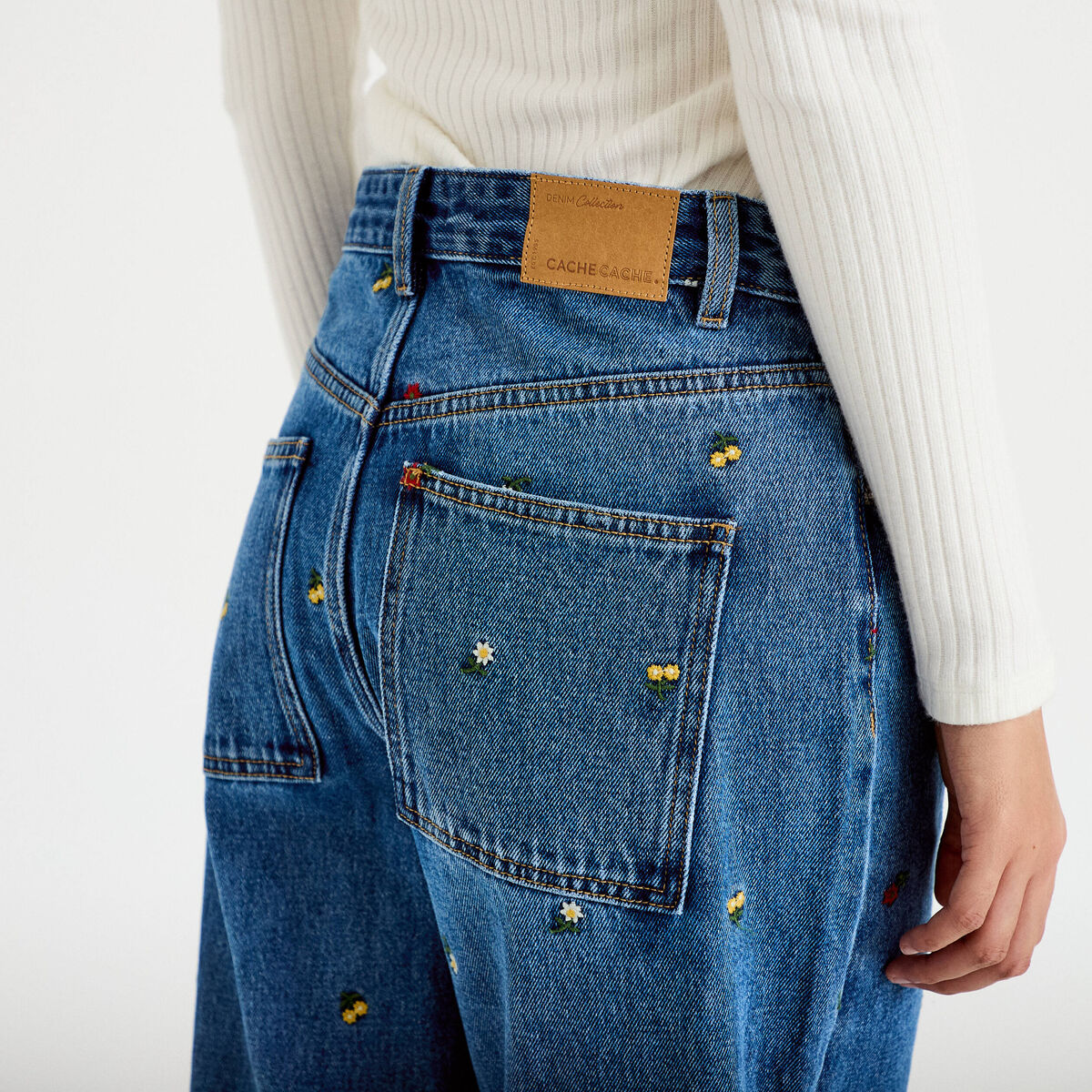 Jean avec broderie bleu femme