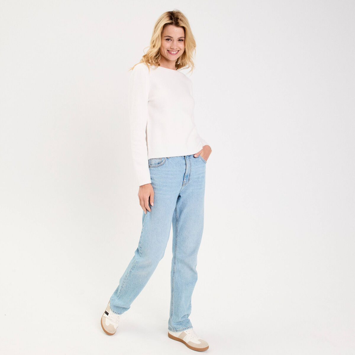 Pull d&eacute;collet&eacute; dos avec fleurs en relief ecru femme
