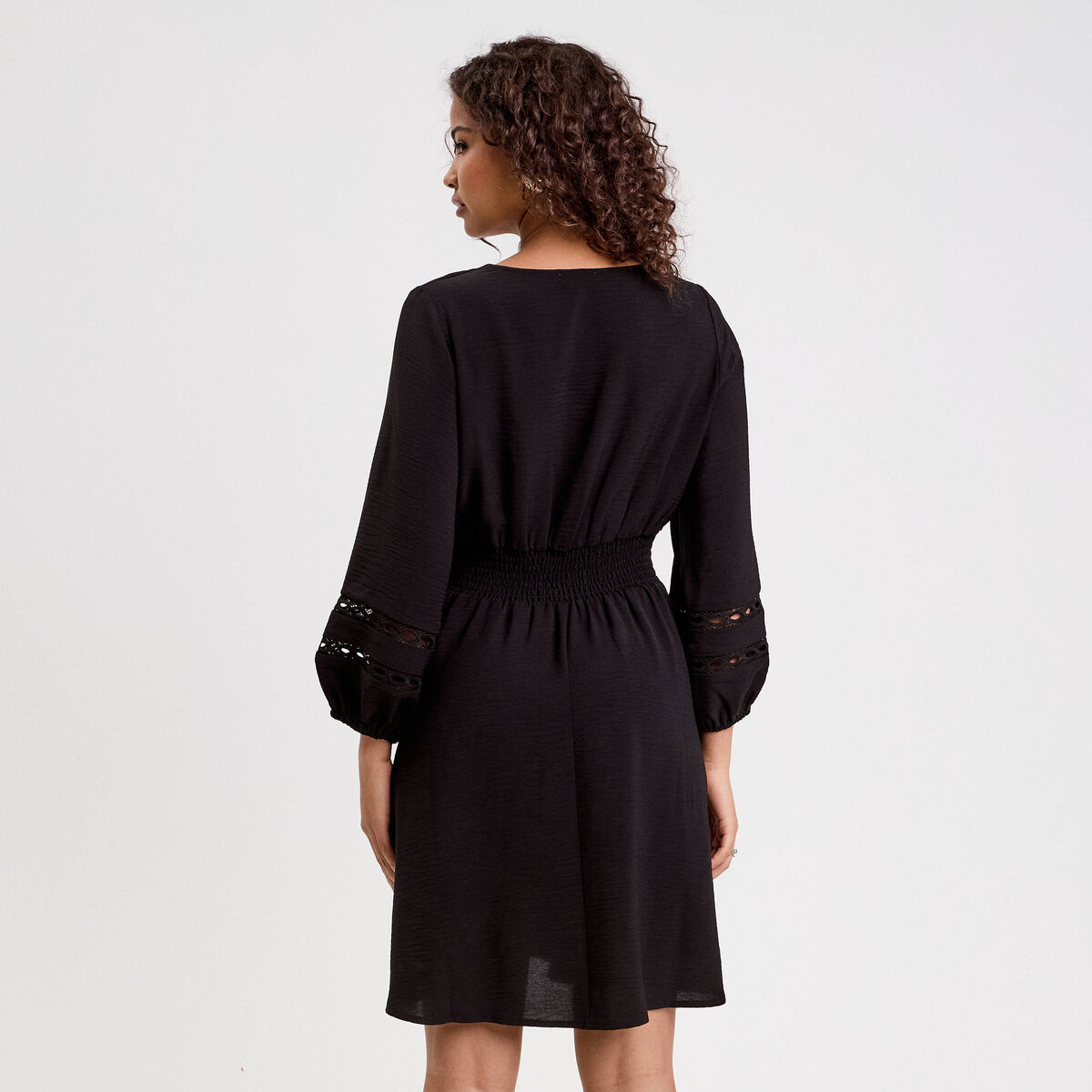 Robe courte &eacute;vas&eacute;e col v manches 3/4 noir femme