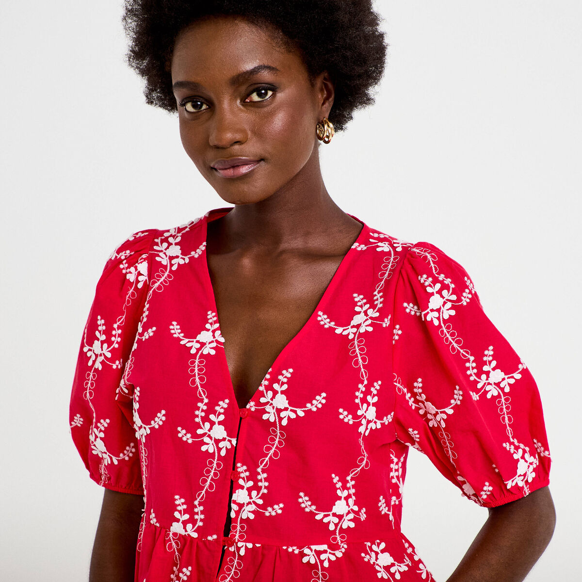 Blouse col v manches courtes brod&eacute;e rouge femme