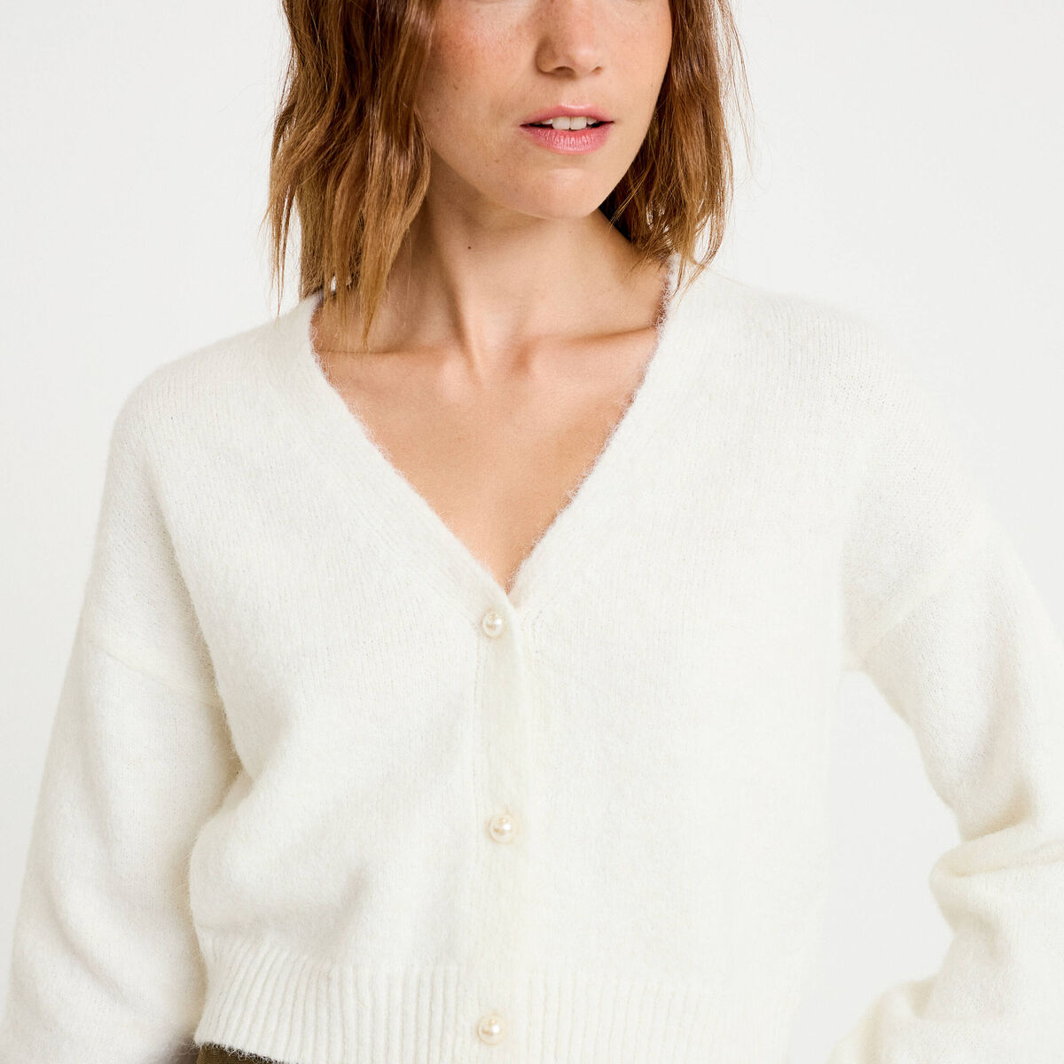 Gilet court ajust&eacute; col v manches longues ecru femme